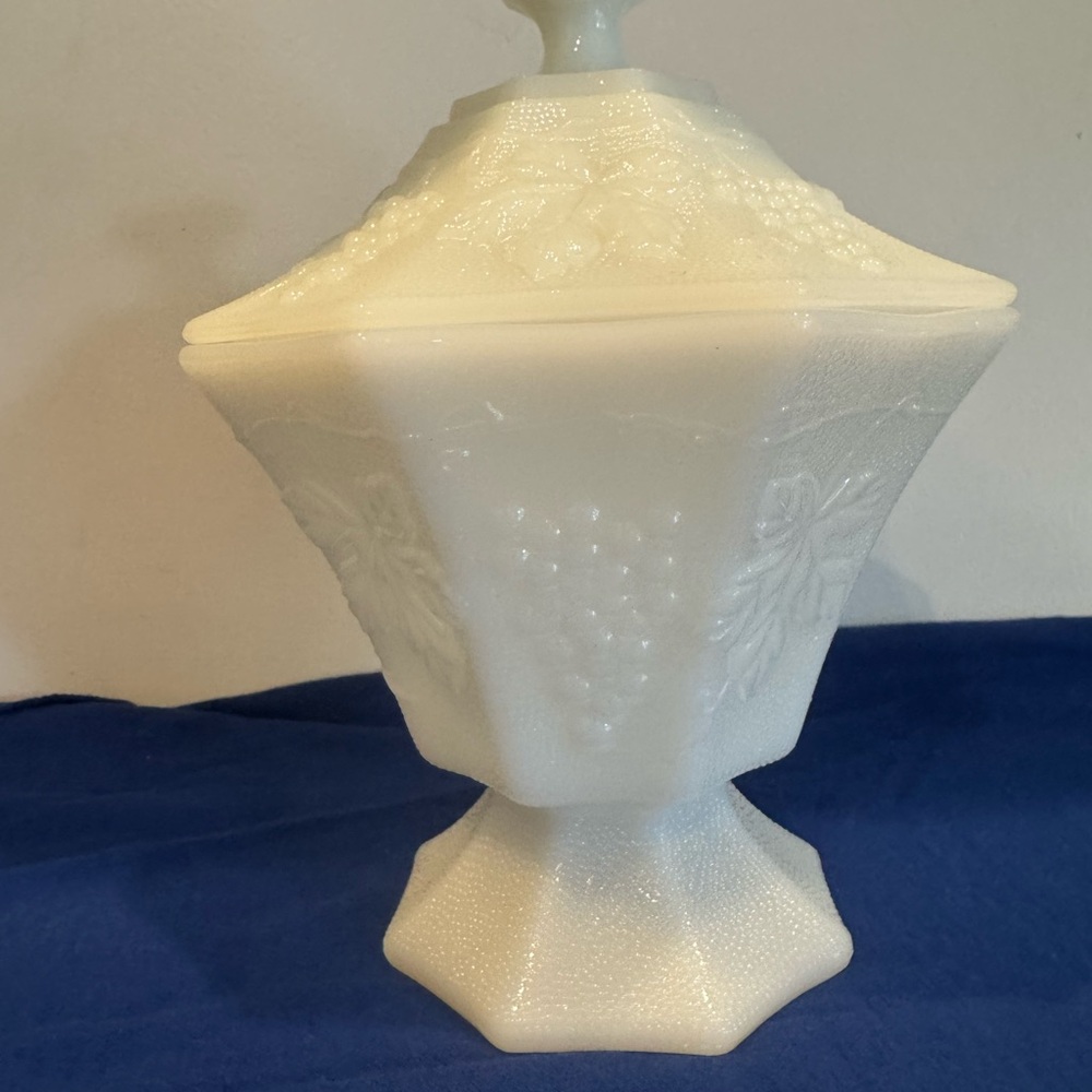 Anchor Hocking Vintage Milk Glass Pedestal candy dish with Lid   Harvest grape